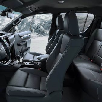 toyota-hilux-interior (1)