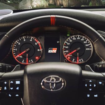 toyota-hilux-interior (2)