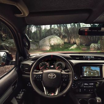 toyota-hilux-interior (4)