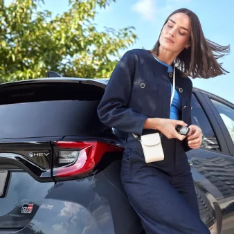 toyota-yaris-2025-mujer